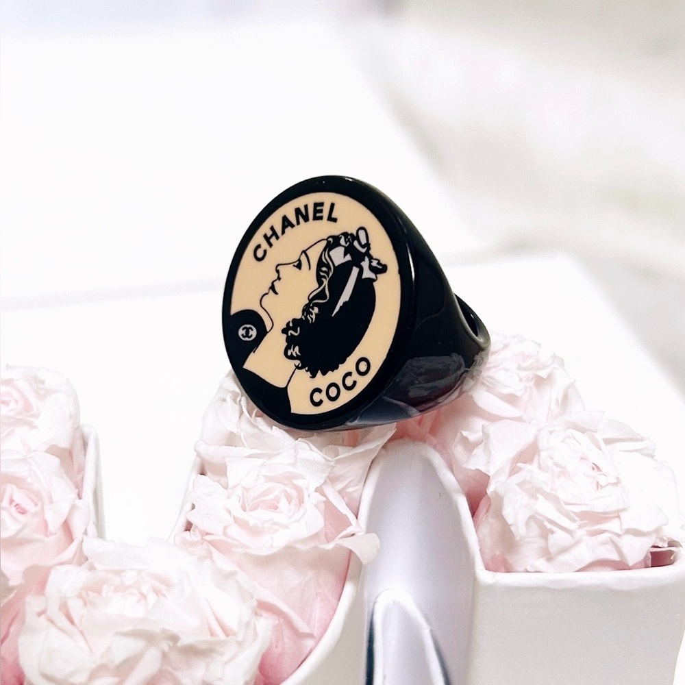 Authentic Chanel RARE Vintage 2003 Pink / Black Coco Chanel Acrylic Ring - Picture 7 of 14
